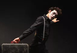  “From a suitcase” di Enrico Mazza, un mimo tanto elegante quanto strampalato